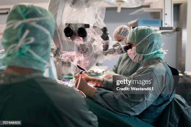 neurosurgical operation - neurocirugia fotografías e imágenes de stock