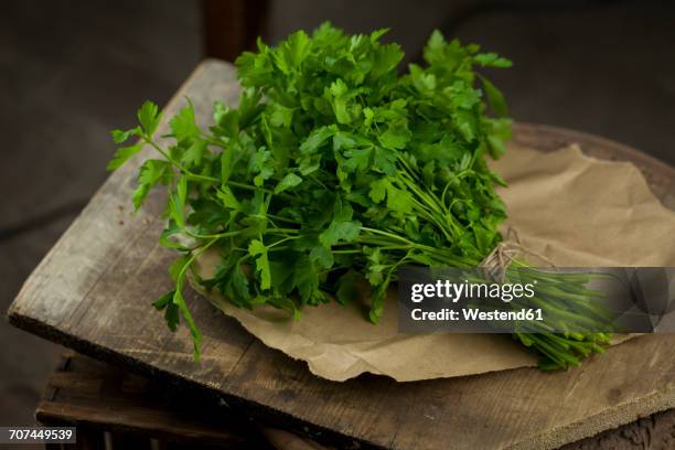 bunch of flat leaf parsley on brown paper and wood - flat leaf parsley 個照片及圖片檔