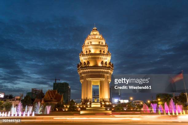 cambodia, phnom penh, independence monument at dusk - phnom penh stock-fotos und bilder