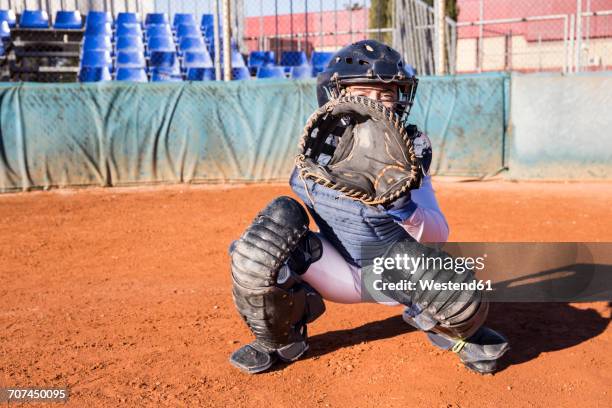 female catcher ready to catch the ball during a baseball game - protective sportswear stock pictures, royalty-free photos & images