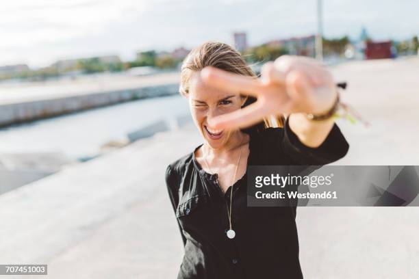 happy young woman posing outdoors - esprimere a gesti foto e immagini stock