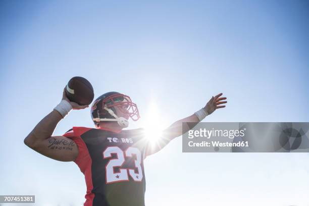 american football player throwing the ball during a match - quarterback stockfoto's en -beelden