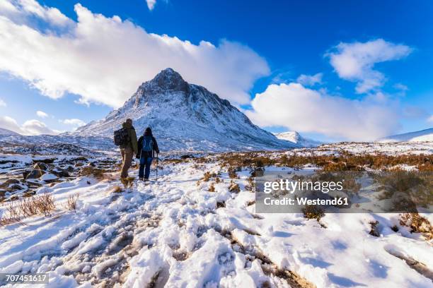 uk, scotland, glencoe, buachaille etive mor, male and female walker - glencoe schotland stockfoto's en -beelden