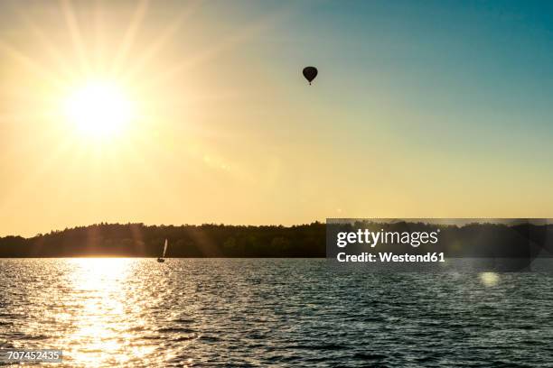 poland, masuria, captive baloon over lake niegocin - gizycko stockfoto's en -beelden