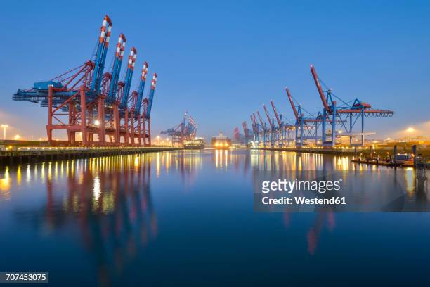 germany, hamburg, port of hamburg, container terminal in the morning - elbe river stock pictures, royalty-free photos & images