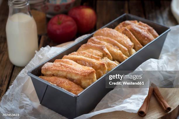 apple pie with cinnamon sugar in cake pan - cake photos et images de collection