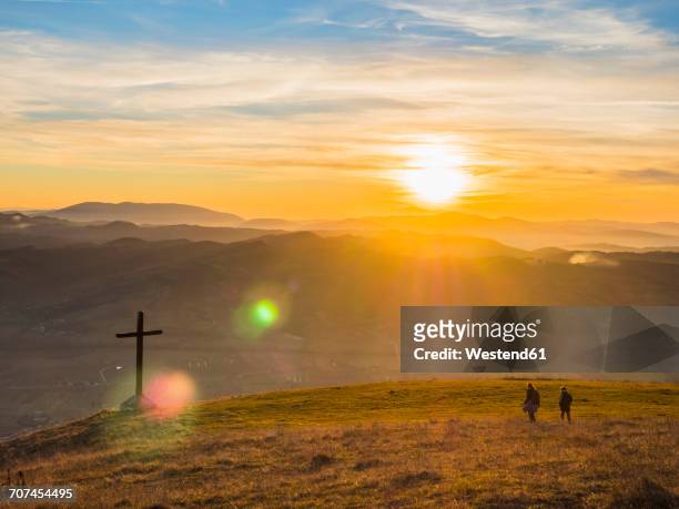 italy, umbria, gubbio, two boys hiking at sunset - グッビオ ストックフォトと画像