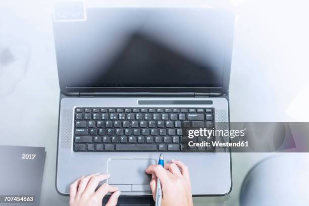 businesswoman using laptop - touchpad stockfoto's en -beelden