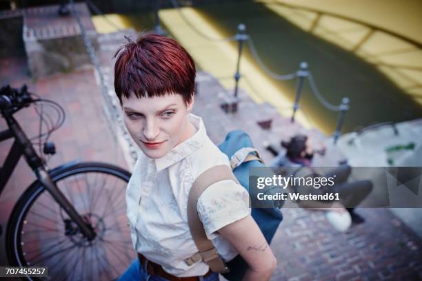 germany, hamburg, portrait of woman with dyed hair and backpack - trendy person stock-fotos und bilder