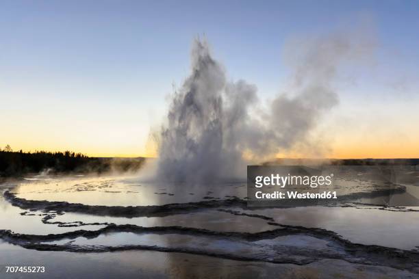 usa, wyoming, yellowstone national park, lower geyser basin, firehole lake drive, great fountain geyser - great fountain geyser stock pictures, royalty-free photos & images