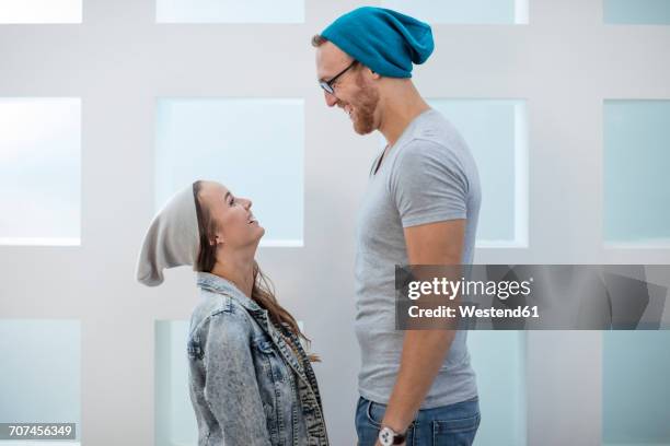 short woman and tall man laughing at each other - small stock-fotos und bilder
