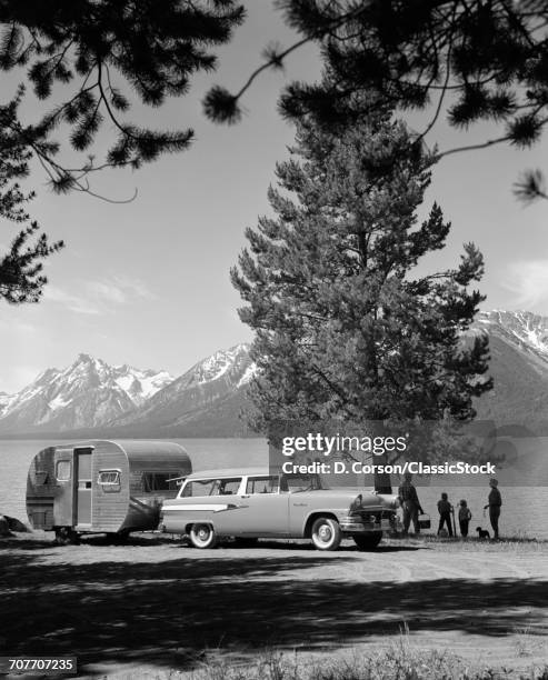 1950s FAMILY STATION WAGON & TRAILER PARKED JACKSON LAKE GRAND TETON MOUNTAINS WYOMING USA