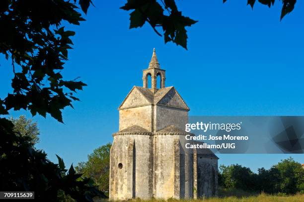 chapel st croix, montmajour abbey near arles, france - abbey of montmajour stock pictures, royalty-free photos & images