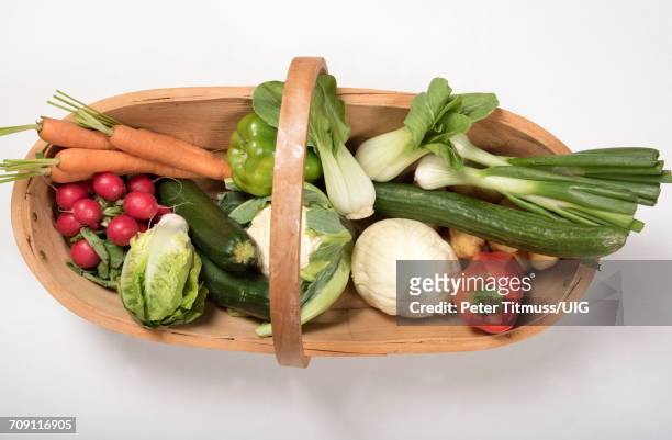 garden trug with a selection of fresh produce - houten mand stockfoto's en -beelden