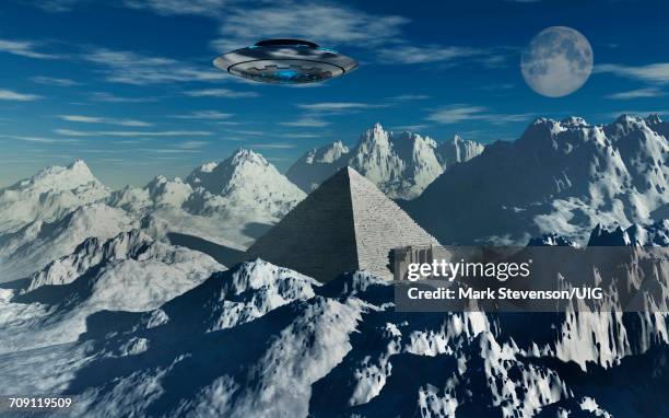 antarctic pyramid - ruimteshuttle atlantis stockfoto's en -beelden