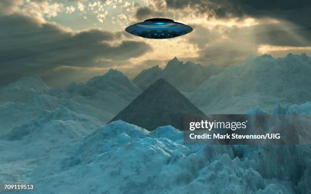 antarctic pyramid - ruimteshuttle atlantis stockfoto's en -beelden