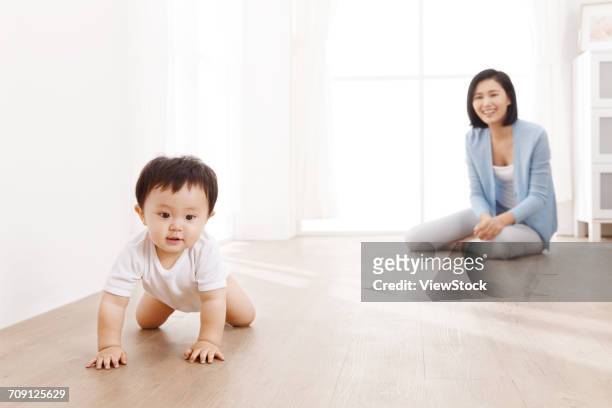 mother and son crawling on floor - 這う ストックフォトと画像