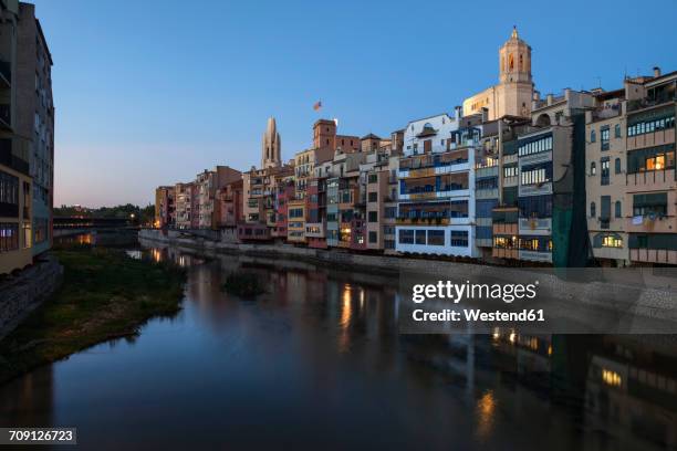 spain, girona, basilica of san felix and cathedral of santa maria behind houses at onyar river in the evening - fiume onyar foto e immagini stock