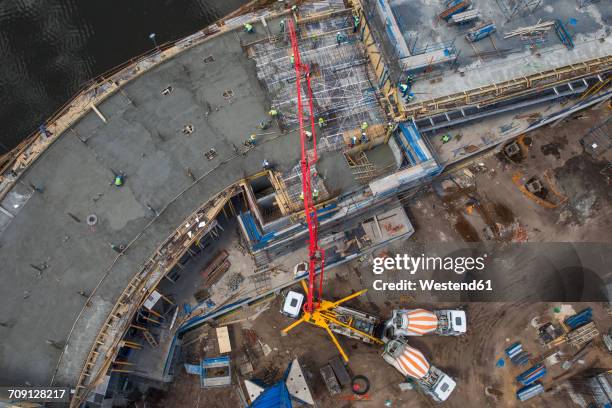 giant concrete pump on construction site, top view - mezclador-de-cemento fotografías e imágenes de stock