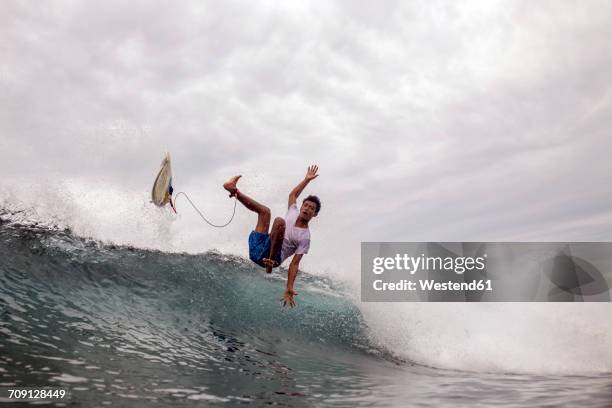 indonesia, java, man surfing - asian surfer stockfoto's en -beelden