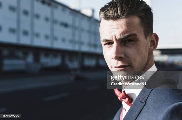 portrait of young man outdoors wearing bow tie - bow tie stock-fotos und bilder