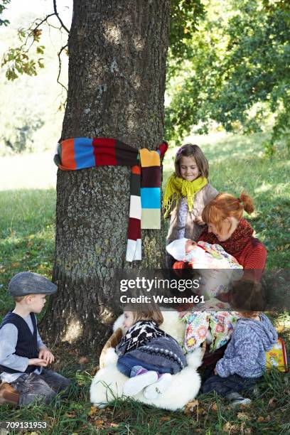 mother with children in shadow at a tree - family with five children stock pictures, royalty-free photos & images