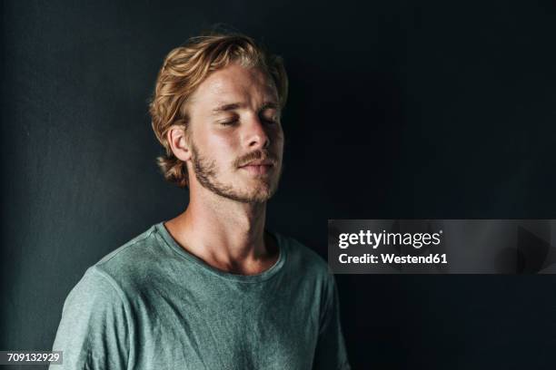 portrait of man with closed eyes - portraits of liberians who recovered from ebola stockfoto's en -beelden