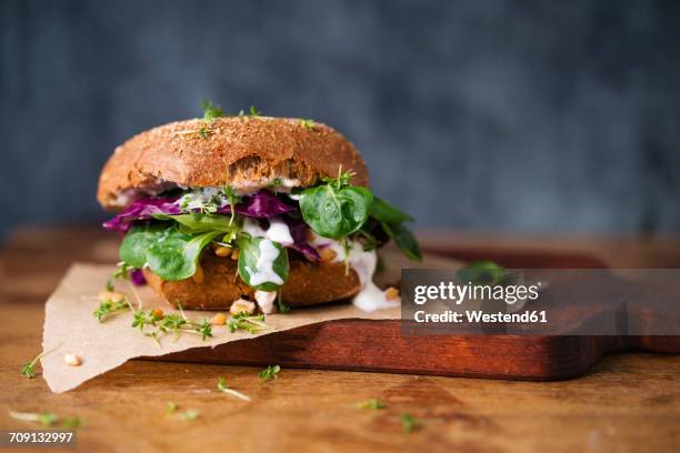 veggie burger - healthy burger stock pictures, royalty-free photos & images