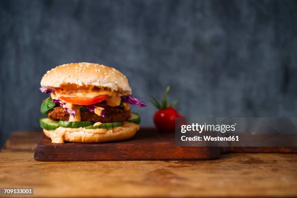 veggie burger - veggie burger stock pictures, royalty-free photos & images