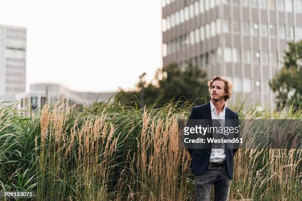 businessman standing outdoors - three quarter length stockfoto's en -beelden