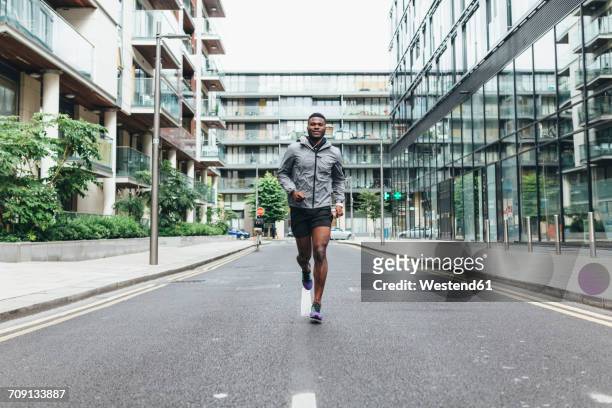 irlenad, dublin, young man running in the city - man running city stockfoto's en -beelden