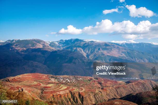 the scenery of red soil in jianshui county,yunnan province,china - solo vermelho - fotografias e filmes do acervo