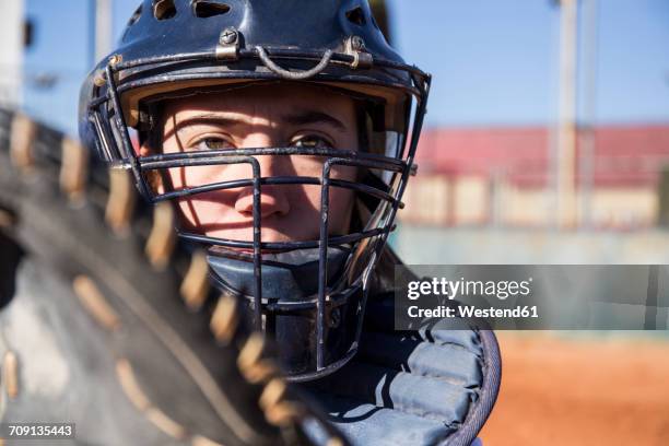 female catcher ready to catch the ball during a baseball game - baseballfänger stock-fotos und bilder