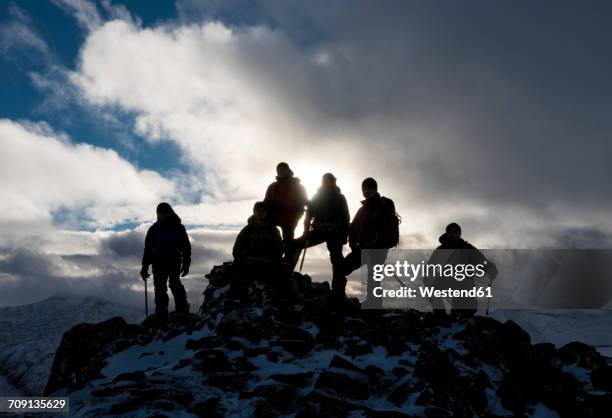 uk, scotland, glencoe, mountaineers on top of buachaill etive beag - bergsteiger gipfel stock-fotos und bilder