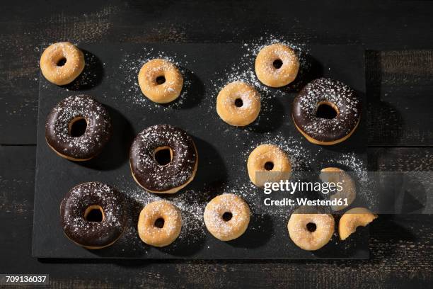 doughnuts - chocoladeglazuur stockfoto's en -beelden