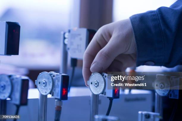 hand operating sensoric device - fühler stock-fotos und bilder