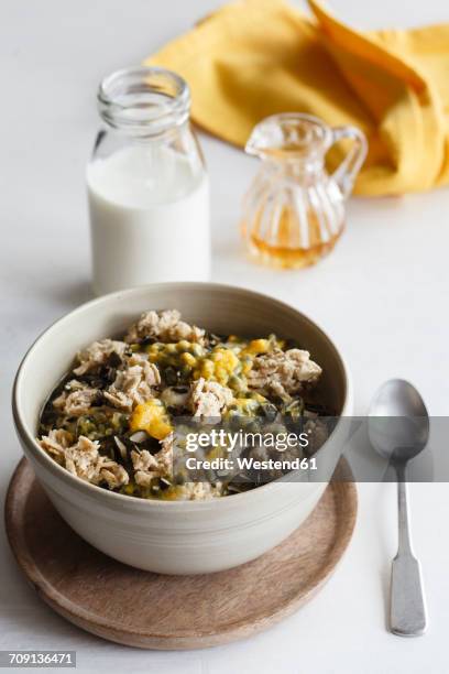 bowl of semolina pudding with passion fruit and oat flake crumble - pudding crumble photos et images de collection