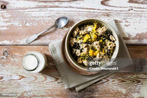 bowl of semolina pudding with passion fruit and oat flake crumble - pudding crumble photos et images de collection