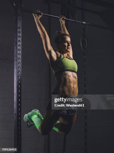 young woman exercising at power rack - ambient light stock pictures, royalty-free photos & images