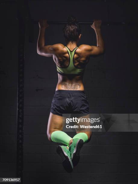 young woman exercising at power rack - bars stockfoto's en -beelden