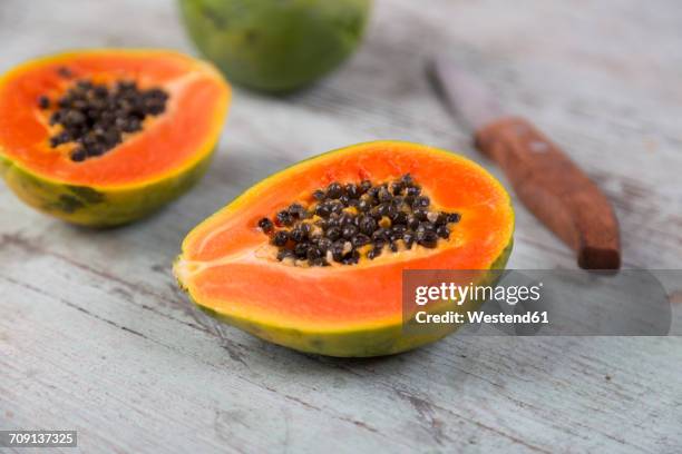 sliced papaya on wood - papaya photos et images de collection