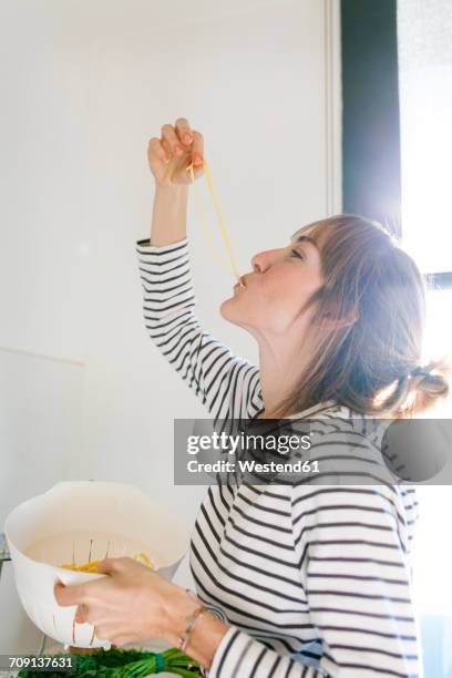 young woman cooking pasta - colander foto e immagini stock