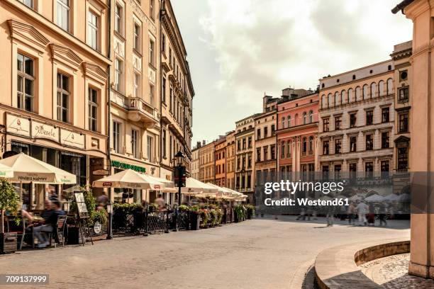 poland, krakow, old town, town houses at main square - cracovia fotografías e imágenes de stock