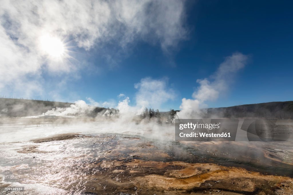 USA, Yellowstone National Park, Firehole River, Biscuit Basin