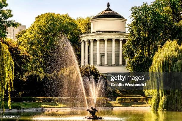 poland, warsaw, reservoir in historical saxon garden - warsaw photos et images de collection