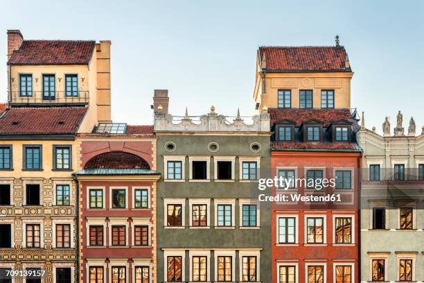 poland, warsaw, town houses in the old town - warschau stockfoto's en -beelden