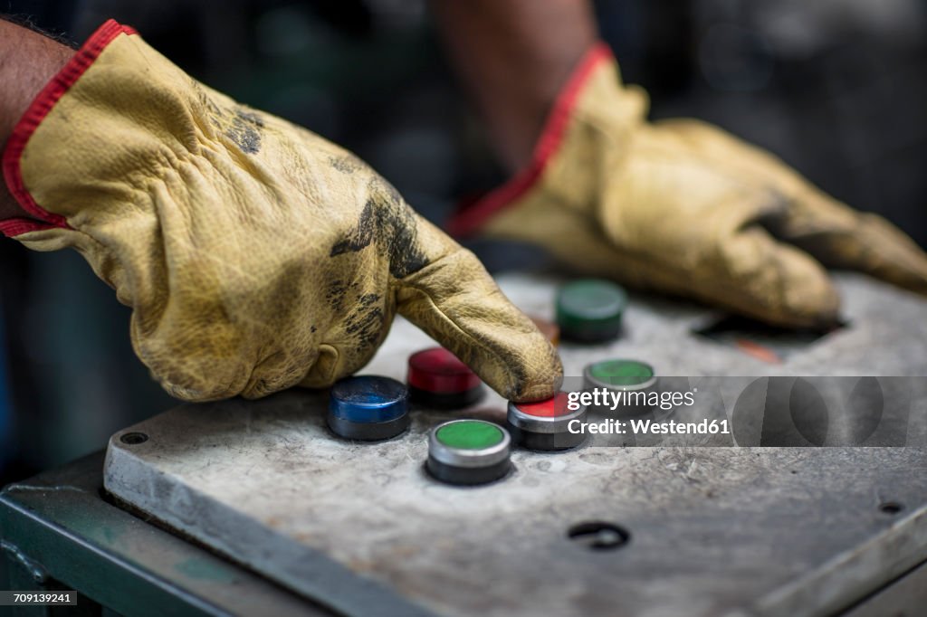 Hand operating control panel