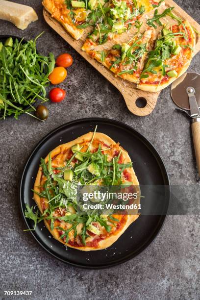 vegetarian pizza with avocado, rocket, tomatoes and parmesan - roquette photos et images de collection