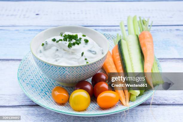 bowl of herb yoghurt dip, cherry tomatoes and vegetable sticks on plate - crudité foto e immagini stock