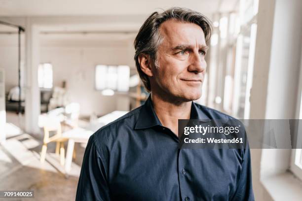 portrait of confident mature businessman - at a glance stockfoto's en -beelden